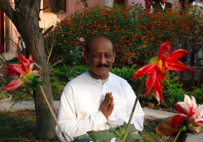 Maestro del linaje de Kriya Yoga con bata blanca